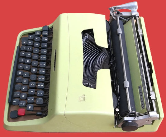 Olivetti Lettera 32 - typewriter with original packaging - Period: 1965/66