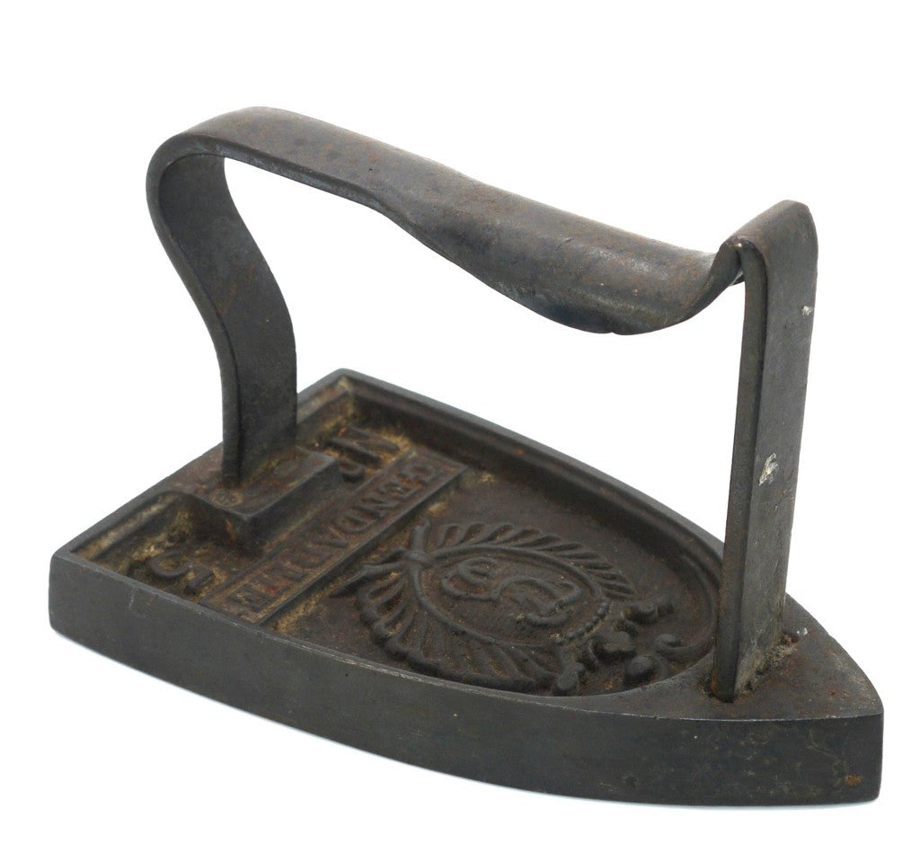 Antico Ferro da Stiro Gendarme N°5  Ghisa con Stemma Araldico – Francia Fine ’800 – 1,5 kg