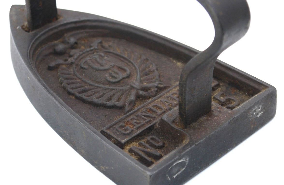 Ferro da Stiro Gendarme N°5 in Ghisa con Stemma Araldico – Francia -fine 800-dettaglio fusione ghisa