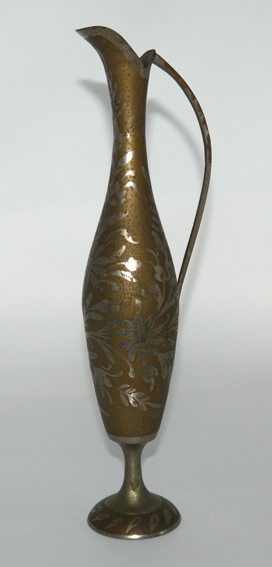 Petit pichet en métal fabriqué en Inde - Période : 1975