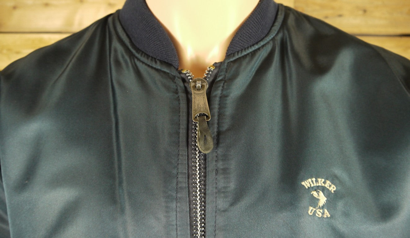 Bomber Flight Jacket Modello MA-1 Flyer’s Man Intermediate-vista frontale colletto e logo con flash