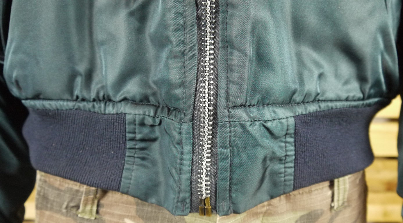 Bomber Flight Jacket Modello MA-1 Flyer’s Man Intermediate-vista frontale dettaglio zona elasticizzata inferiore