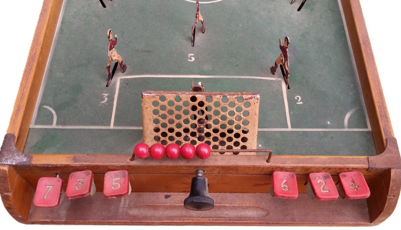 Baby-foot à ressort - en bois et tôle - Époque : 1950/55