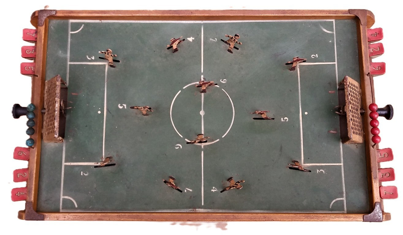 Baby-foot à ressort - en bois et tôle - Époque : 1950/55