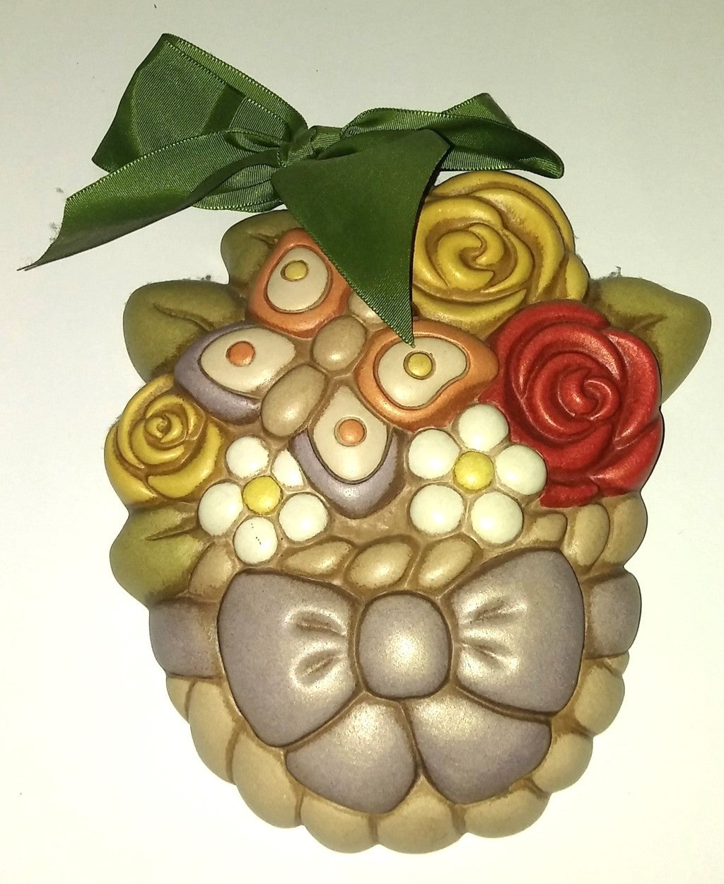 Cesto di fiori con farfalla e fiocco margherita vista frontale