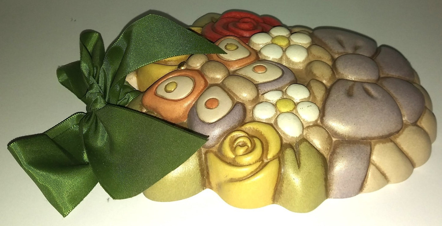Cesto di fiori con farfalla e fiocco margherita vista laterale sx