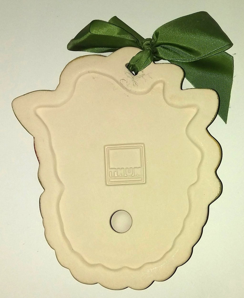 Cesto di fiori con farfalla e fiocco margherita vista retro formella