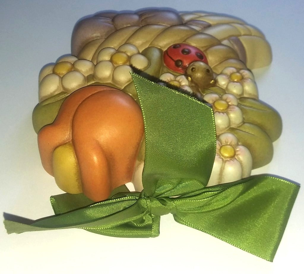 THUN Cornucopia con Tulipano, Margherite e Coccinella dettaglio parte alta e fiocco