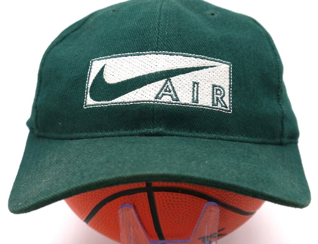 Nike Air Cap – Logo Swoosh + Air dettaglio logo frontale