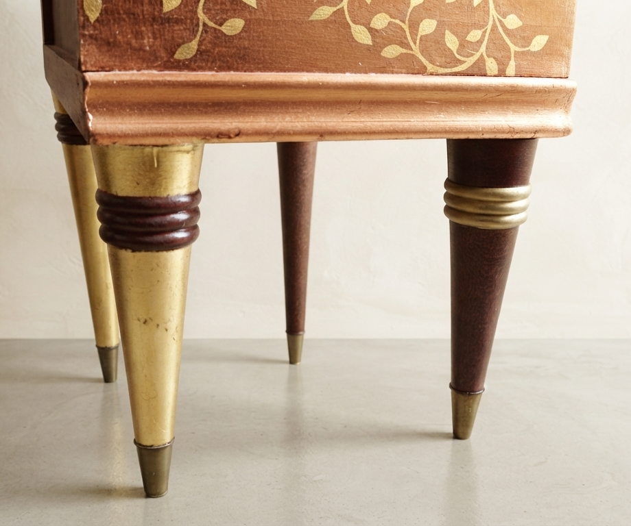 Stencil & Dintorni by Ricorteka — Mobiletto Comodino | Dipinto a Mano Finitura Foglia Simil Oro