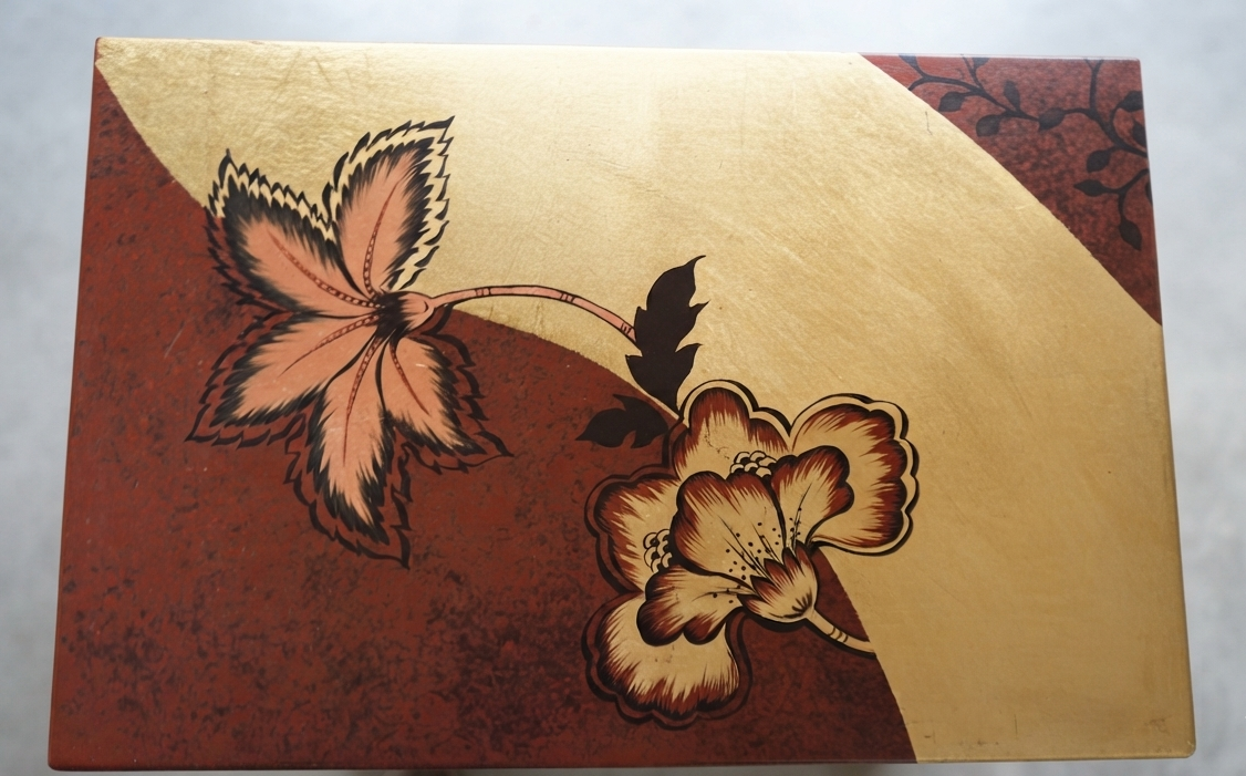 Stencil & Dintorni by Ricorteka — Mobiletto Comodino | Dipinto a Mano Finitura Foglia Simil Oro