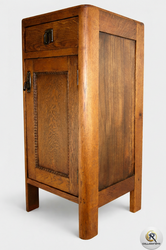 Mobiletto Alto in Rovere Massiccio – Fascino Arts & Crafts