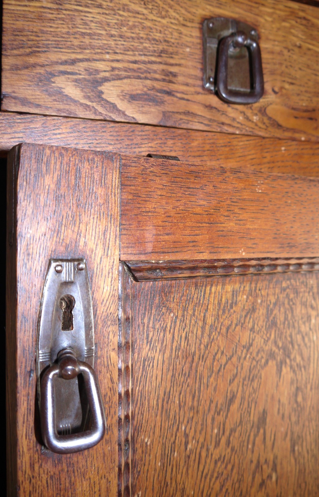 Mobiletto Alto in Rovere Massiccio – Fascino Arts & Crafts-dettaglio maniglie