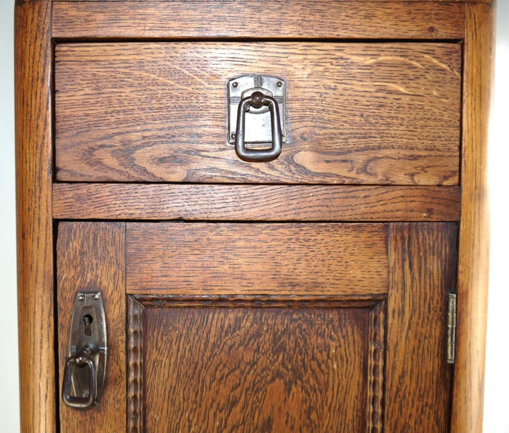 Mobiletto Alto in Rovere Massiccio – Fascino Arts & Crafts-dettaglio anta e cassetto