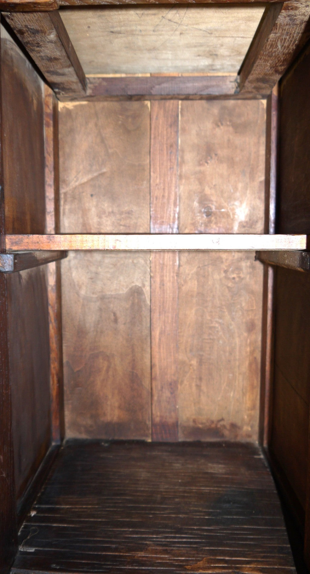 Mobiletto Alto in Rovere Massiccio – Fascino Arts & Crafts-dettaglio interno vintage