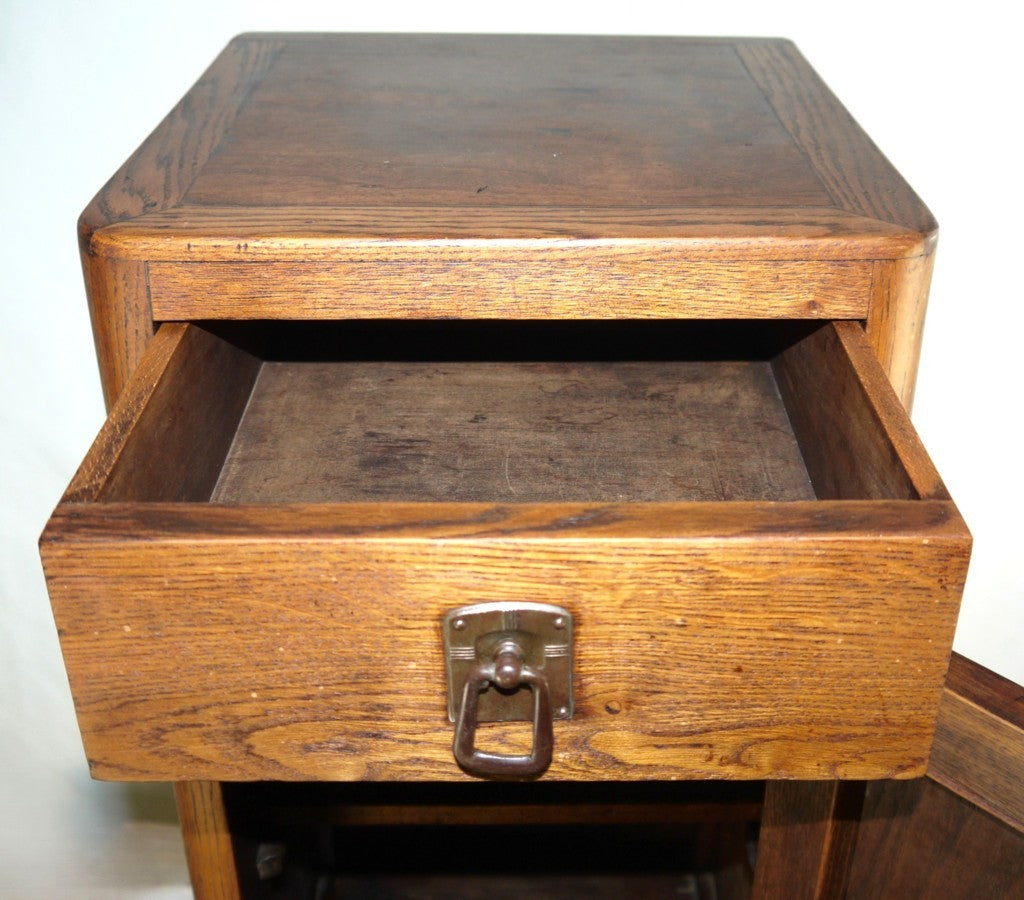 Mobiletto Alto in Rovere Massiccio – Fascino Arts & Crafts-cassetto e maniglia