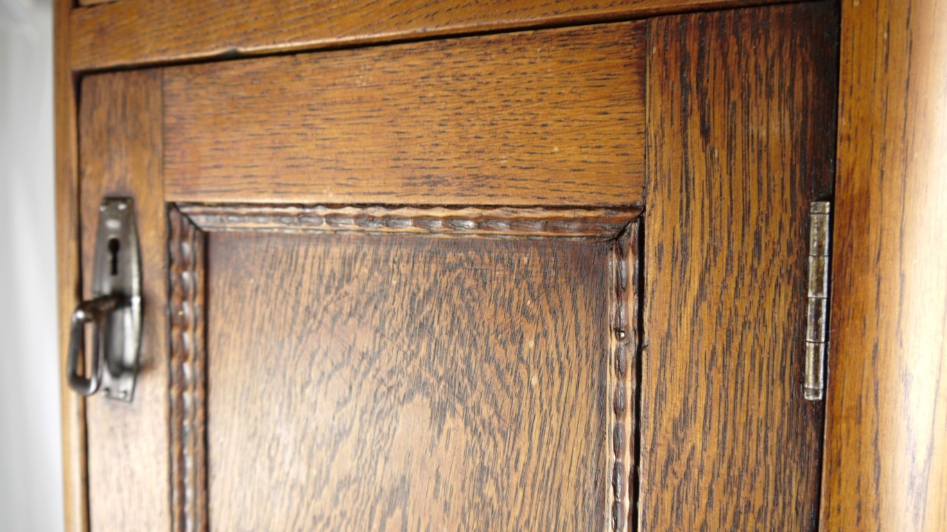 Mobiletto Alto in Rovere Massiccio – Fascino Arts & Crafts-finiture ante e maniglia