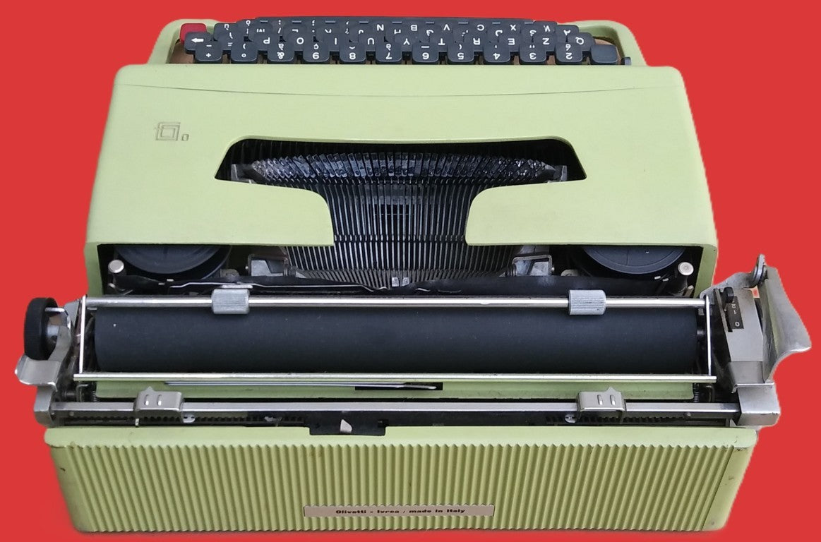 Olivetti Lettera 32 - typewriter with original packaging - Period: 1965/66