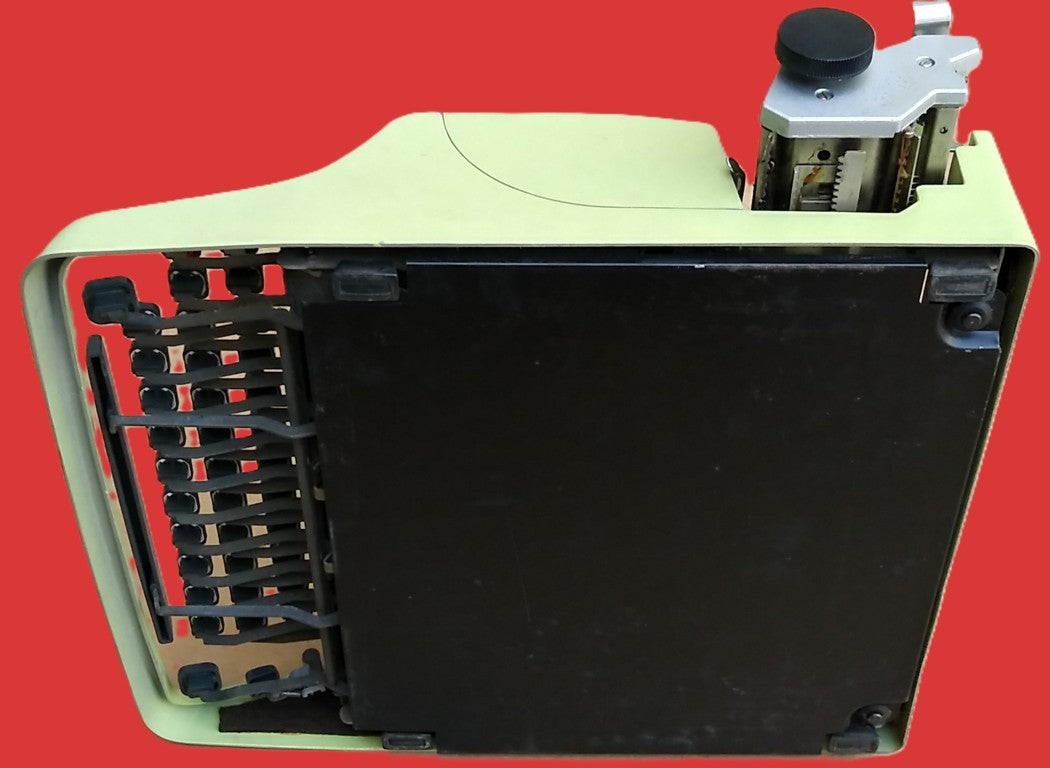 Olivetti Lettera 32 - typewriter with original packaging - Period: 1965/66