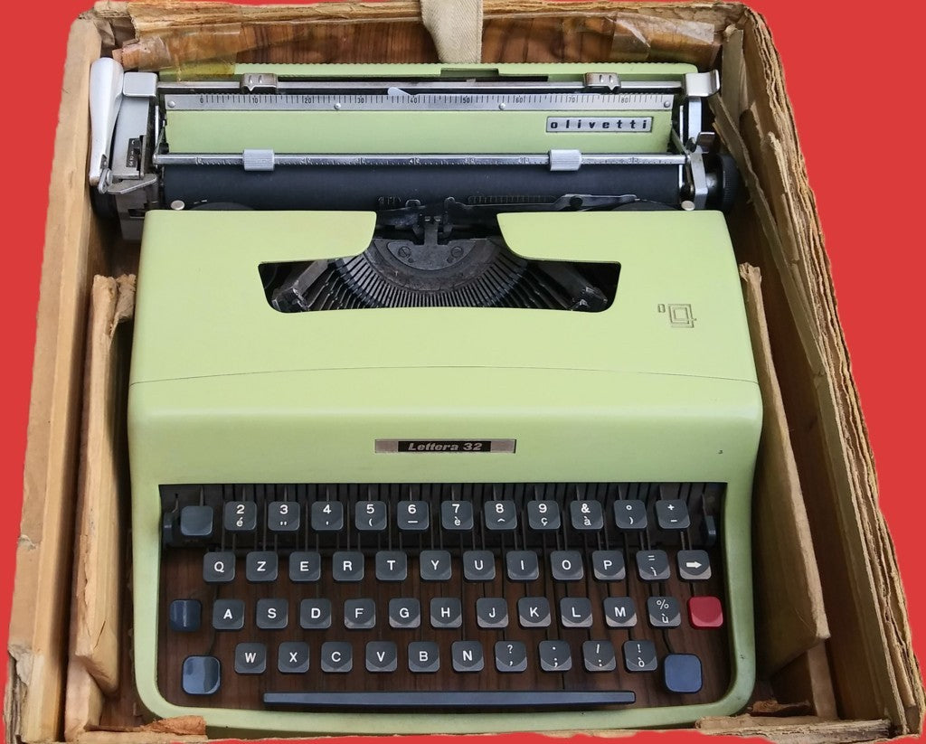 Olivetti Lettera 32 - typewriter with original packaging - Period: 1965/66