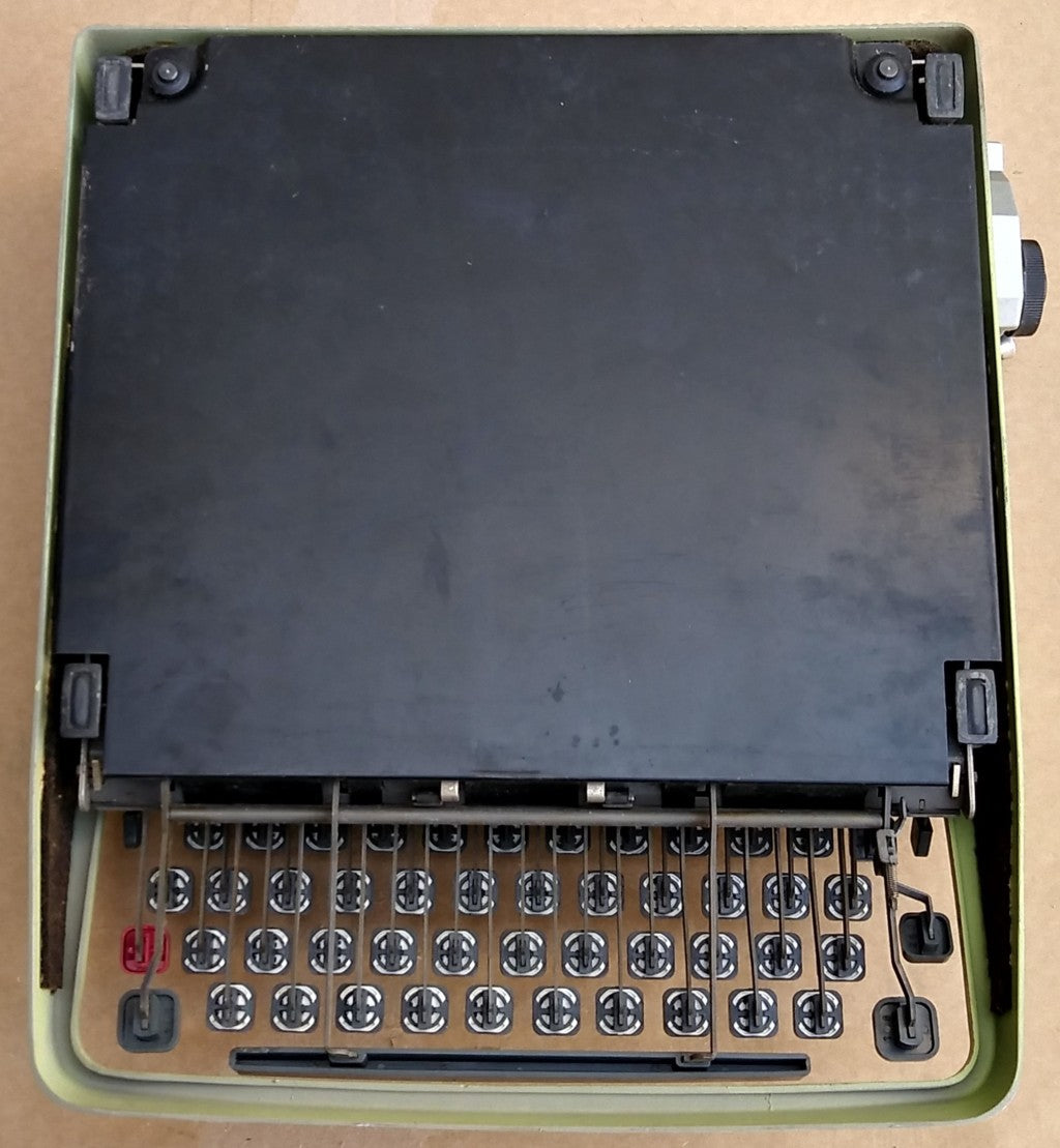 Olivetti Lettera 32 - typewriter with original packaging - Period: 1965/66