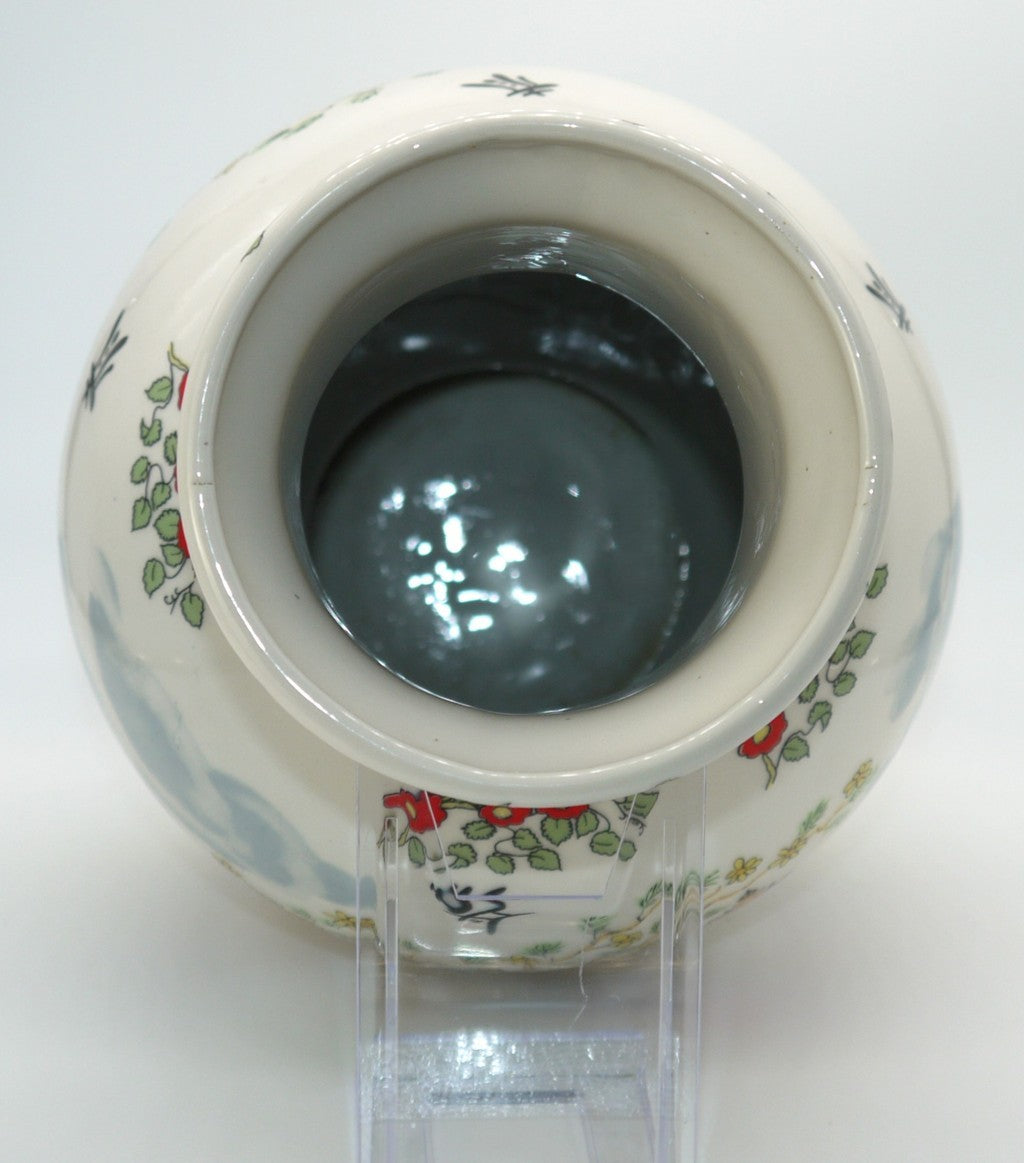 Vaso ornamentale in porcellana stile orientale a smalto policromo, 
motivo Kachō-ga, dettaglio bocca